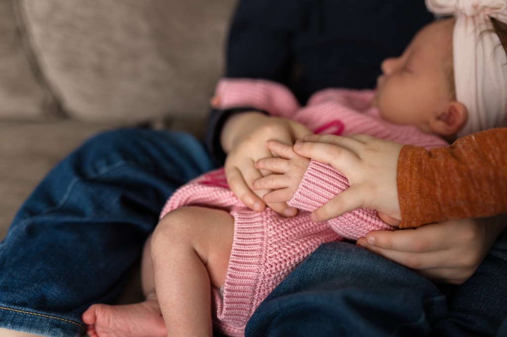 siblings holding hands family photography